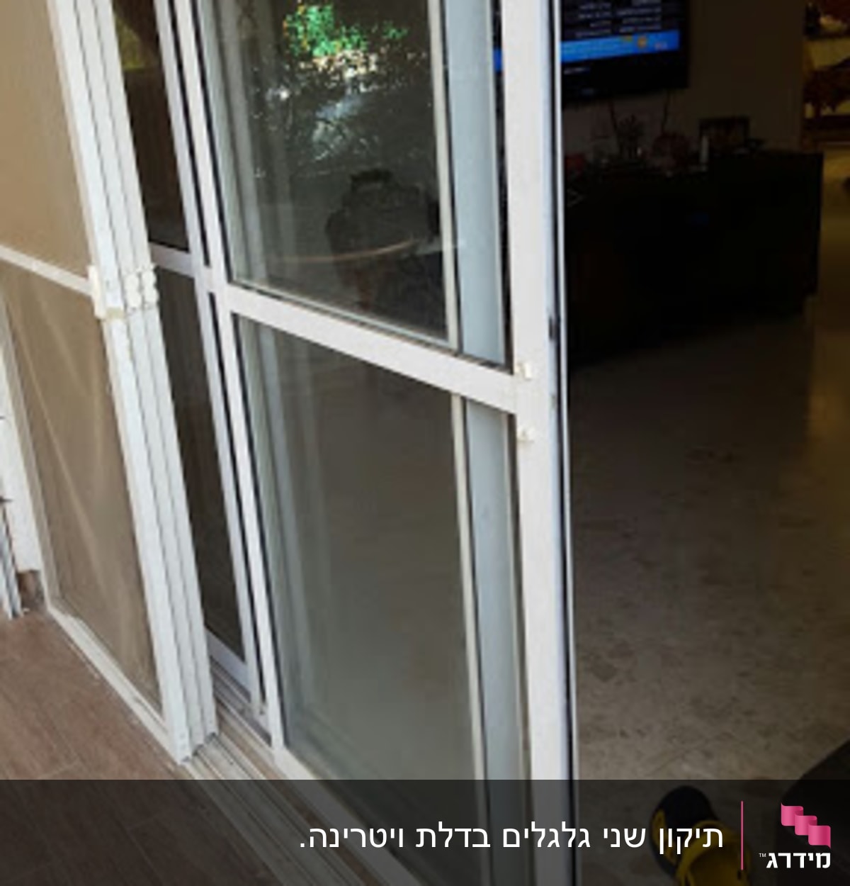 חלון עם תריסים פתוחים למחצה